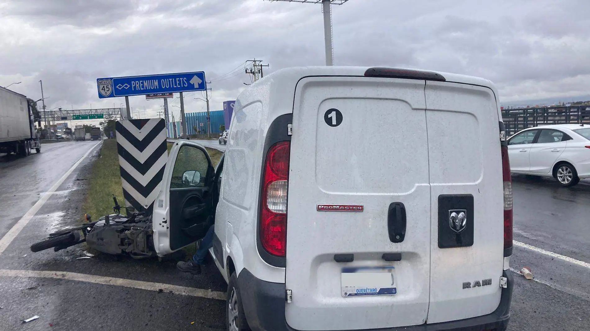 Arrolla a motociclista